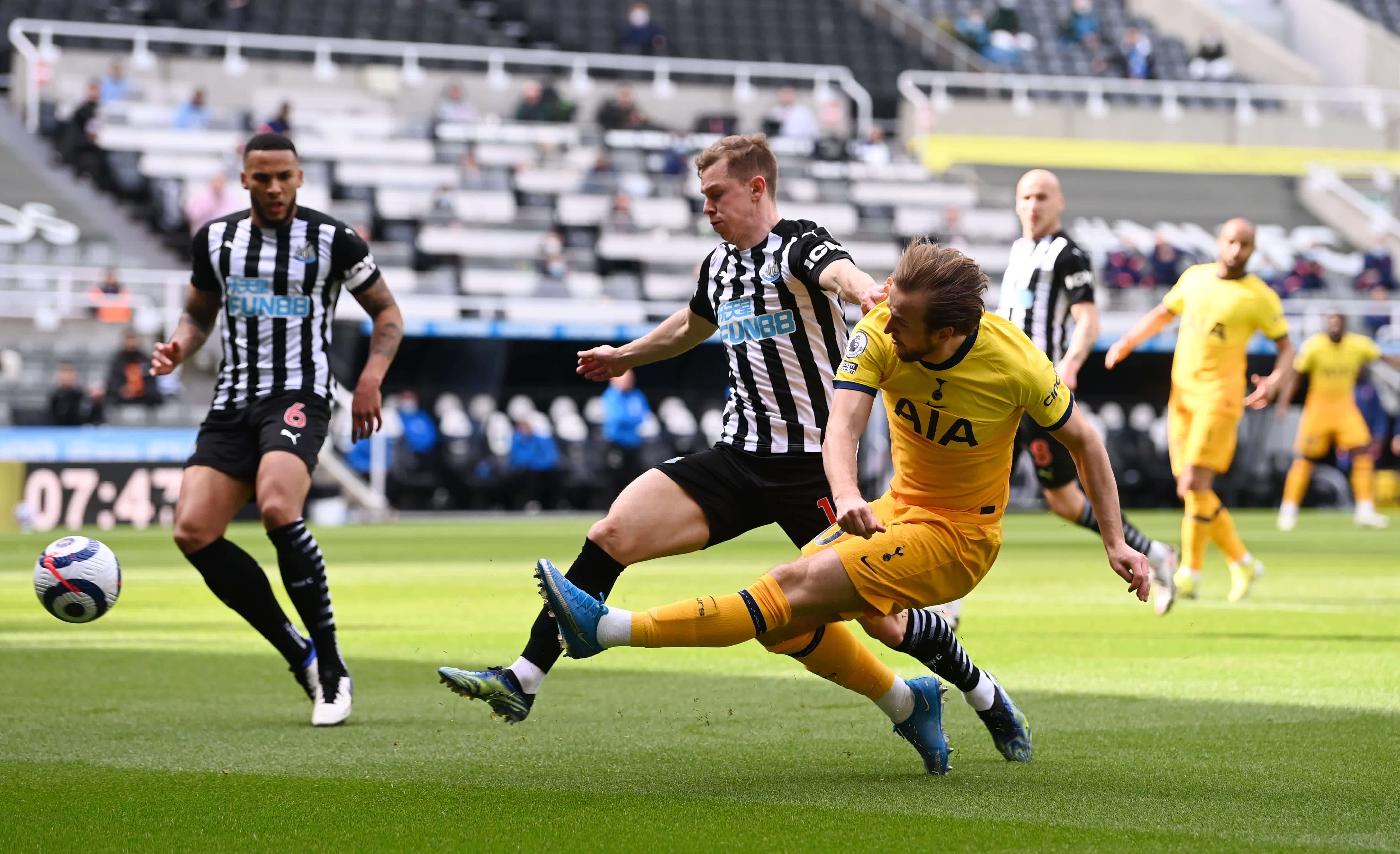 紧随其后 紧随其后